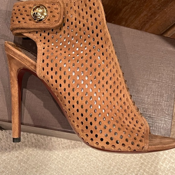 Louis Vuitton suede leather heels. Perfect for fall! Comes w/ box and dust bag - Picture 8 of 10